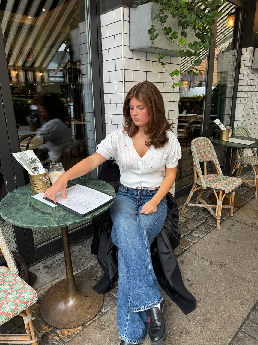 Lotta strikket bluse med blomster - Hvid