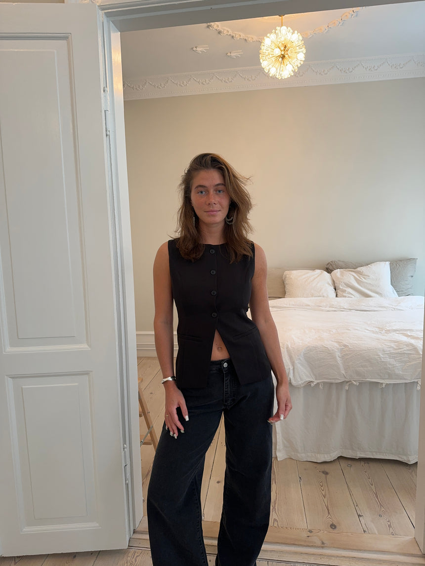 Annika vest med knapper - Sort