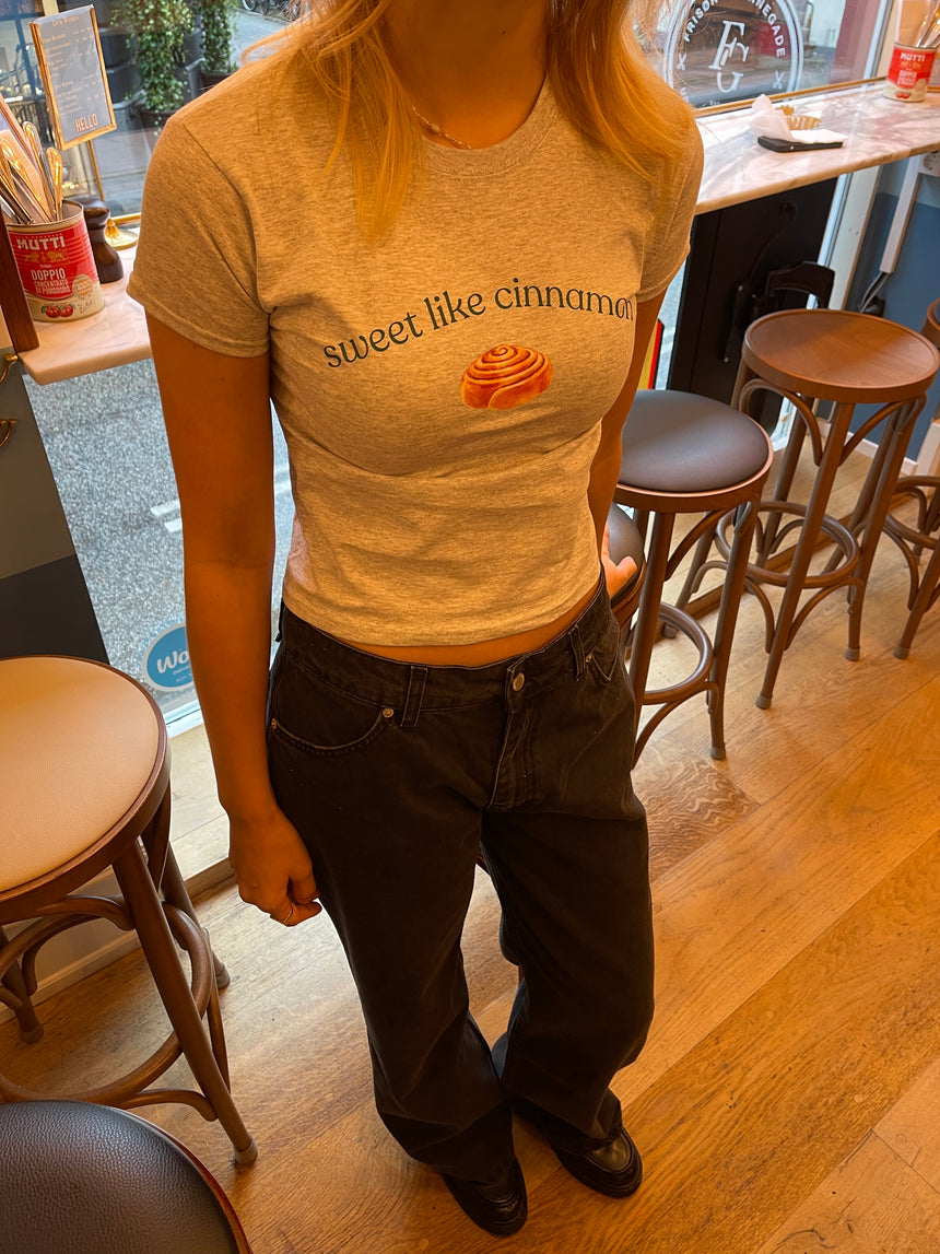 "Sweet like cinnamon" baby tee - Grå