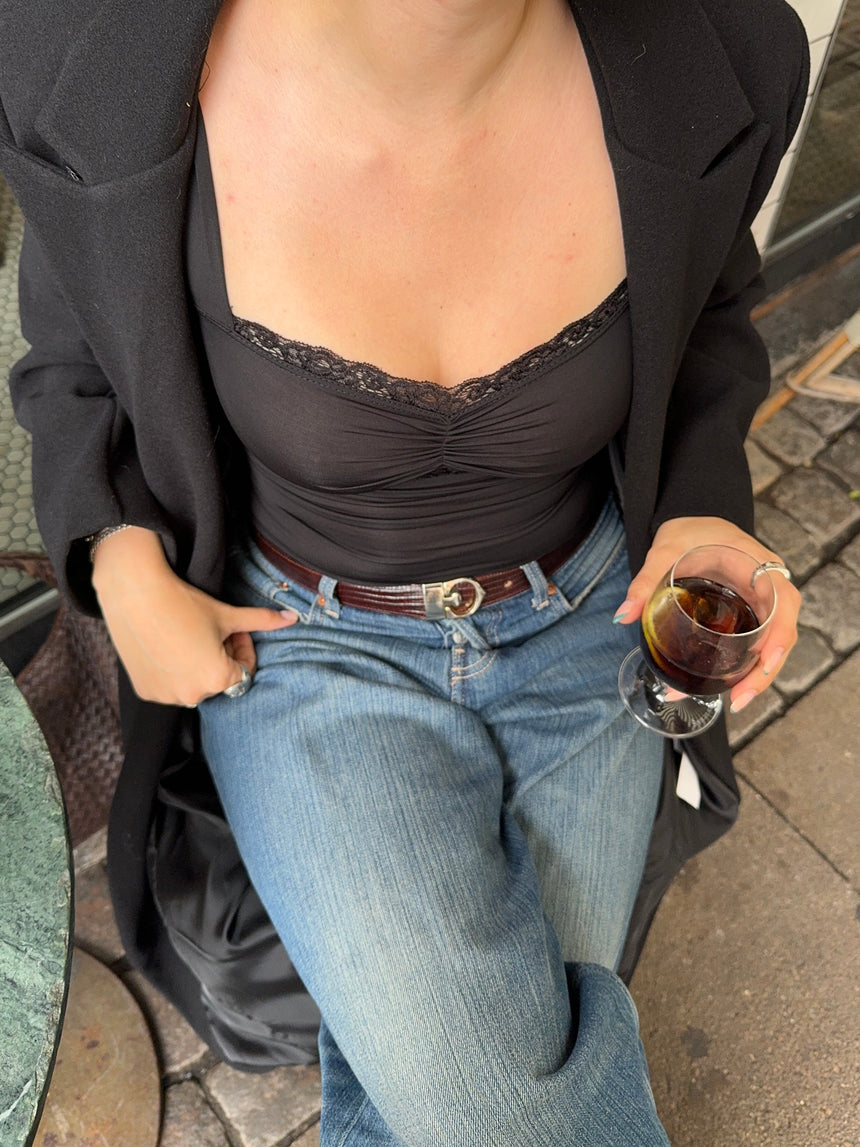 Mandaline tanktop med blondedetalje - Sort