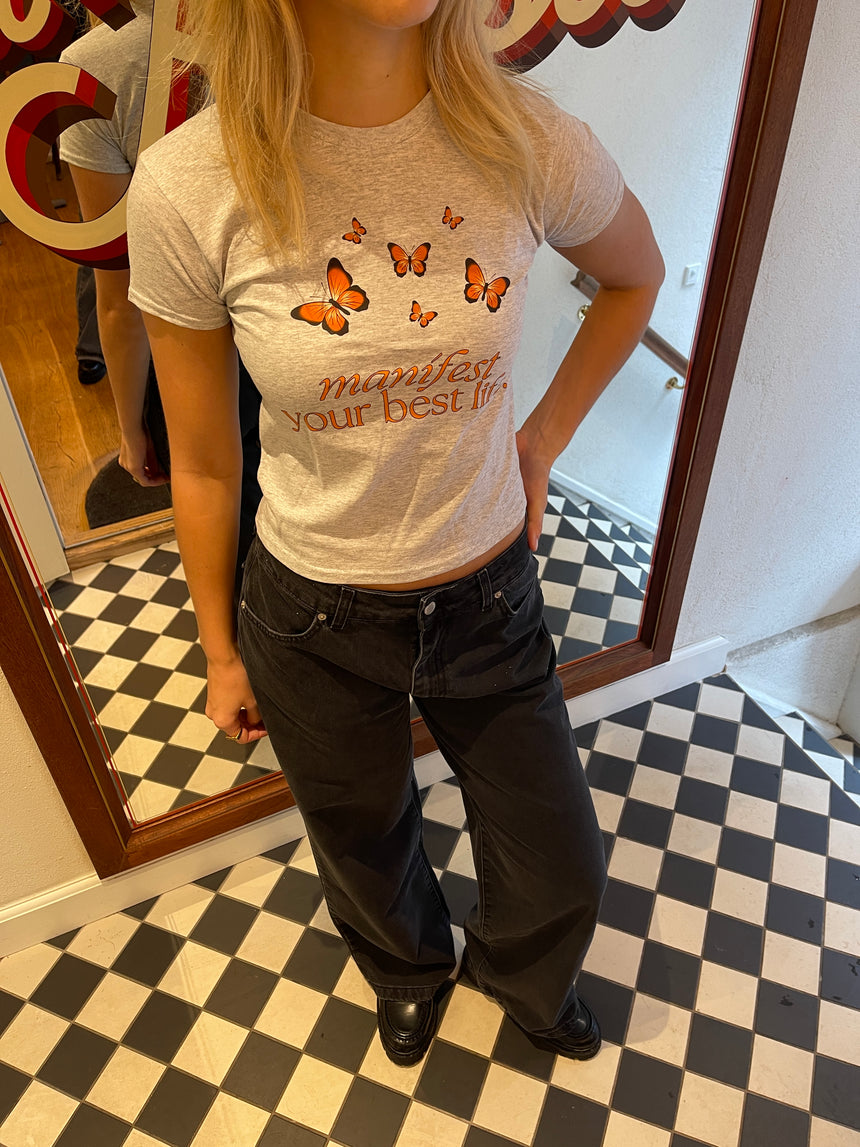 "Manifest your best life" baby tee - Grå