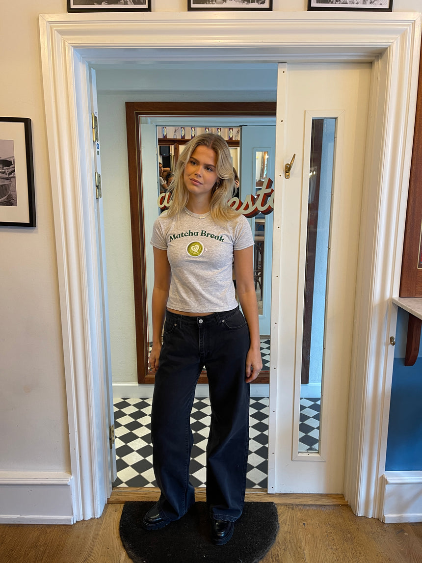 "Matcha break" baby tee - Grå