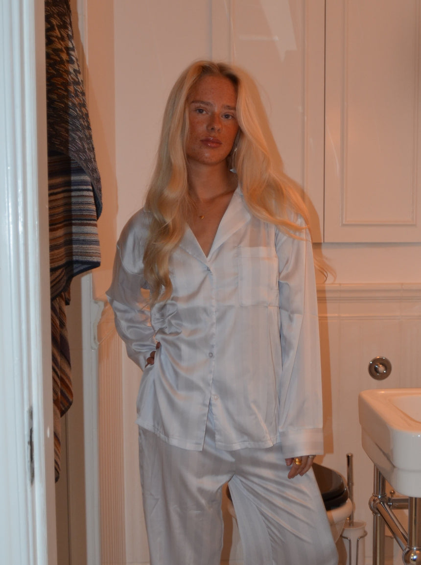 Sabine satin pyjamasskjorte - Lyseblå