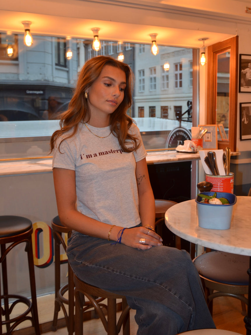 "I´m a masterpiece" baby tee - Grå