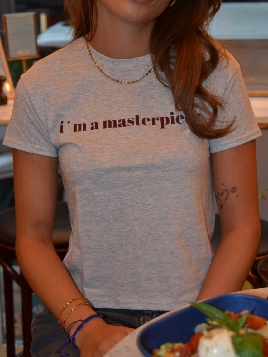 "I´m a masterpiece" baby tee - Grå