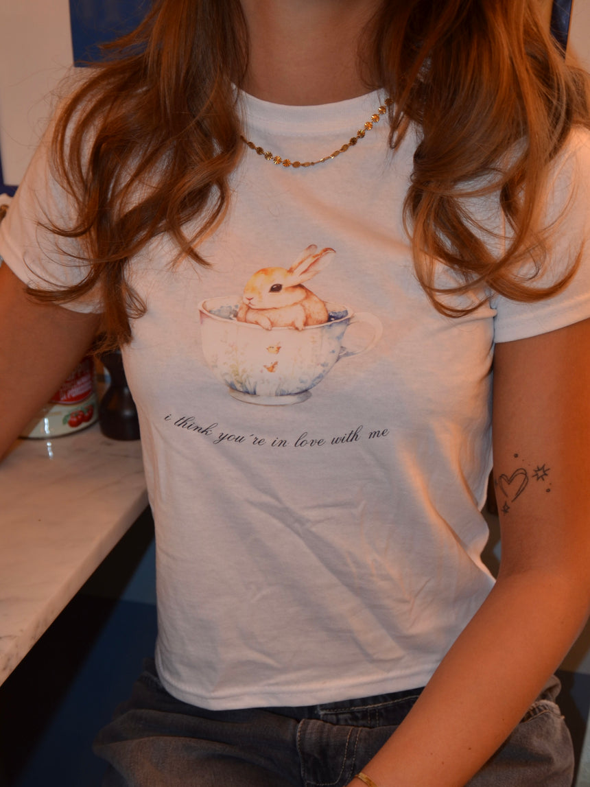 "I think you´re in love with me" baby tee - Hvid