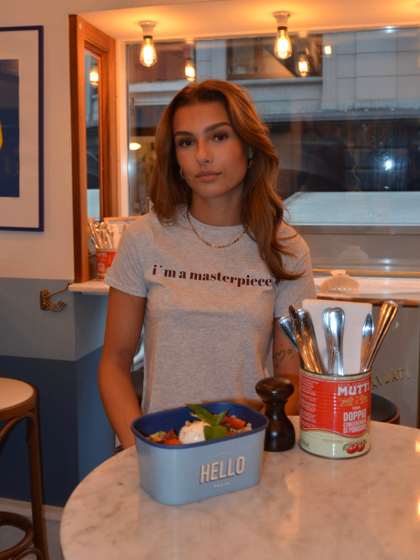 "I´m a masterpiece" baby tee - Grå