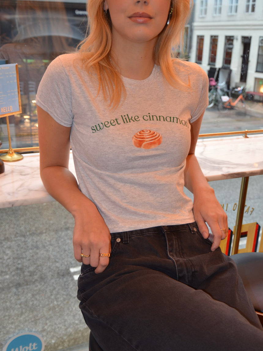 "Sweet like cinnamon" baby tee - Grå