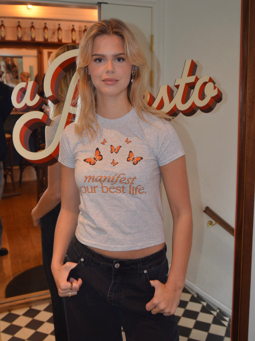 "Manifest your best life" baby tee - Grå