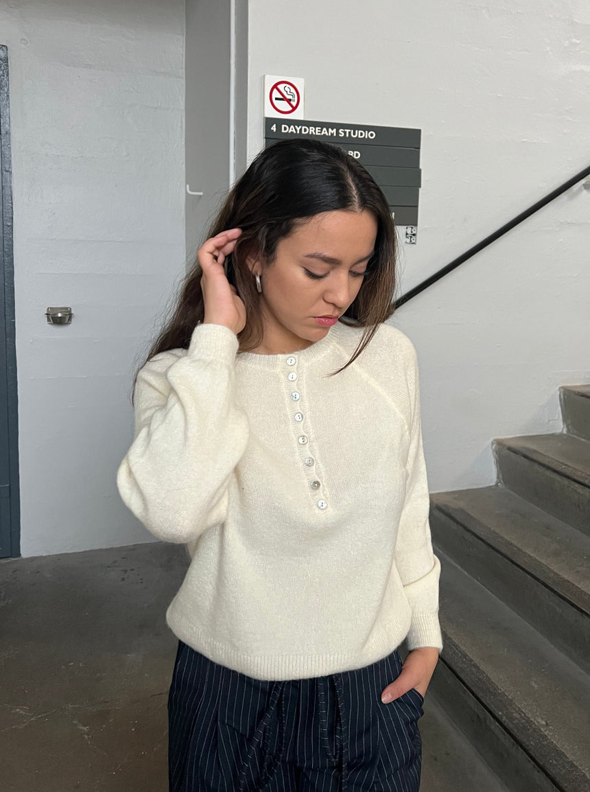 Simone striktrøje med knapper - Off-white