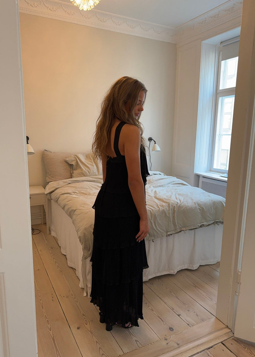Daicy kjole med flæser - Sort