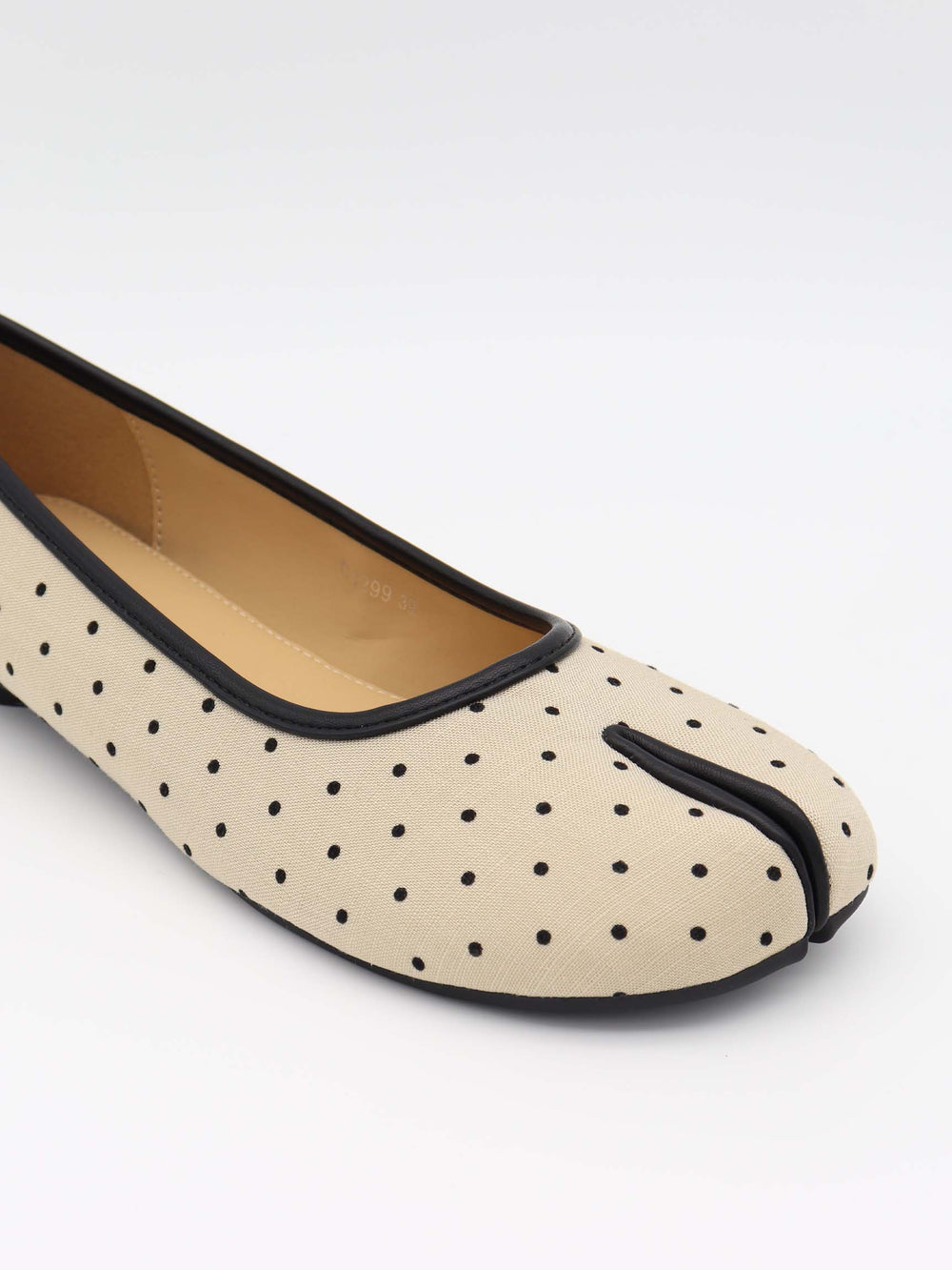 Elivia split toe ballerina med polkaprikker - Hvid/sort
