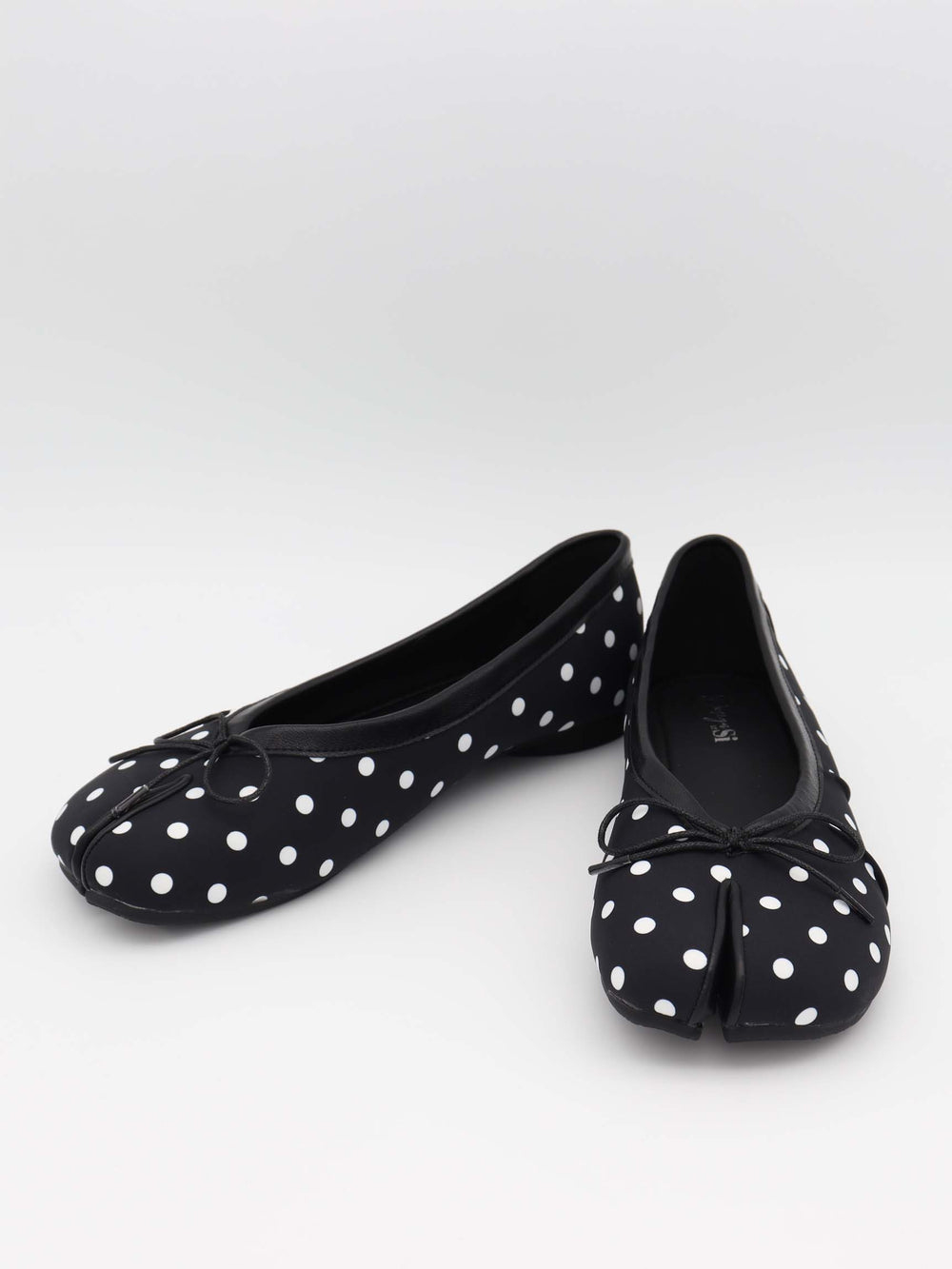 Tovea split toe ballerina med polkaprikker - Sort/Hvid