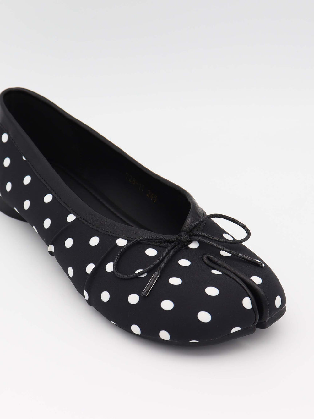 Tovea split toe ballerina med polkaprikker - Sort/Hvid