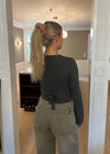 Ketty slå om-bluse - Mørk grå