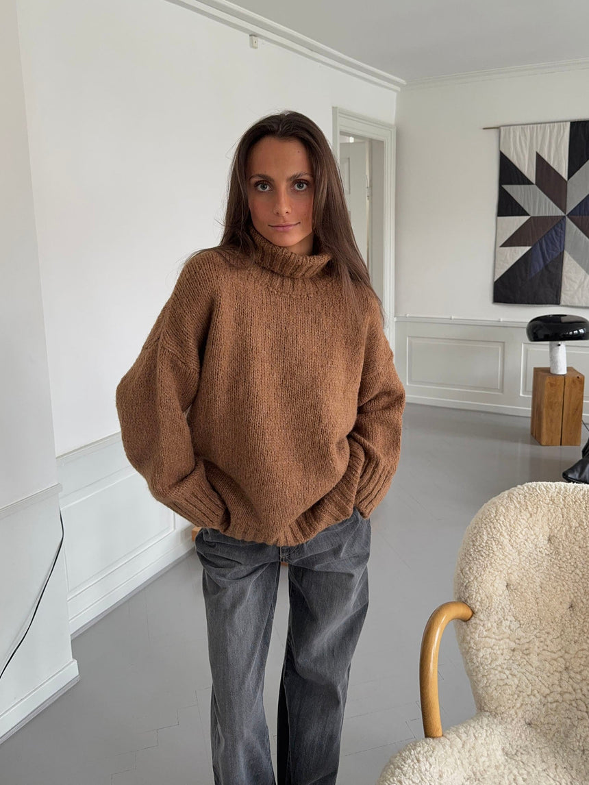 Valdamara striktrøje med turtleneck - Brun