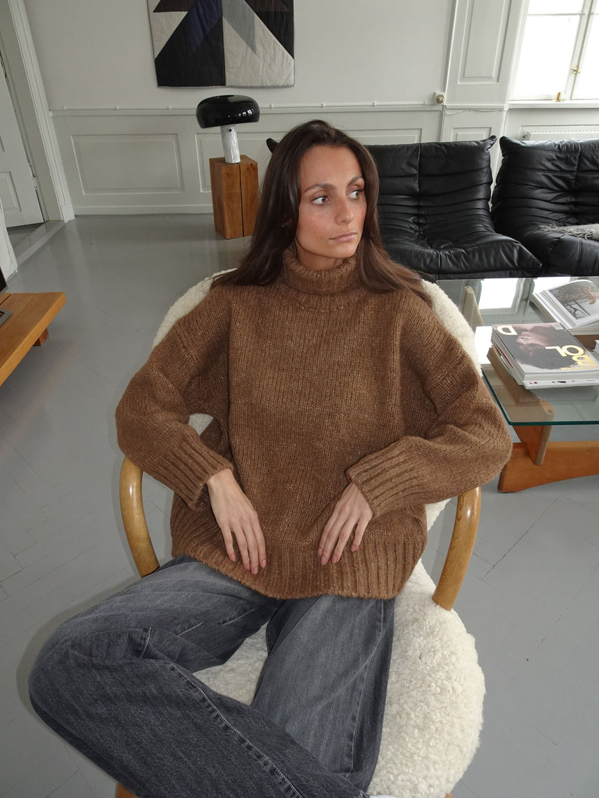 Valdamara striktrøje med turtleneck - Brun