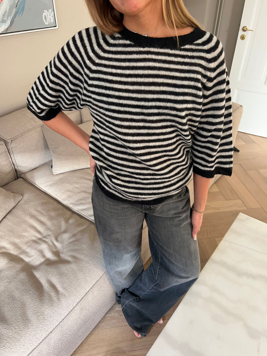 Almina strikket t-shirt med striber - Sort/hvid