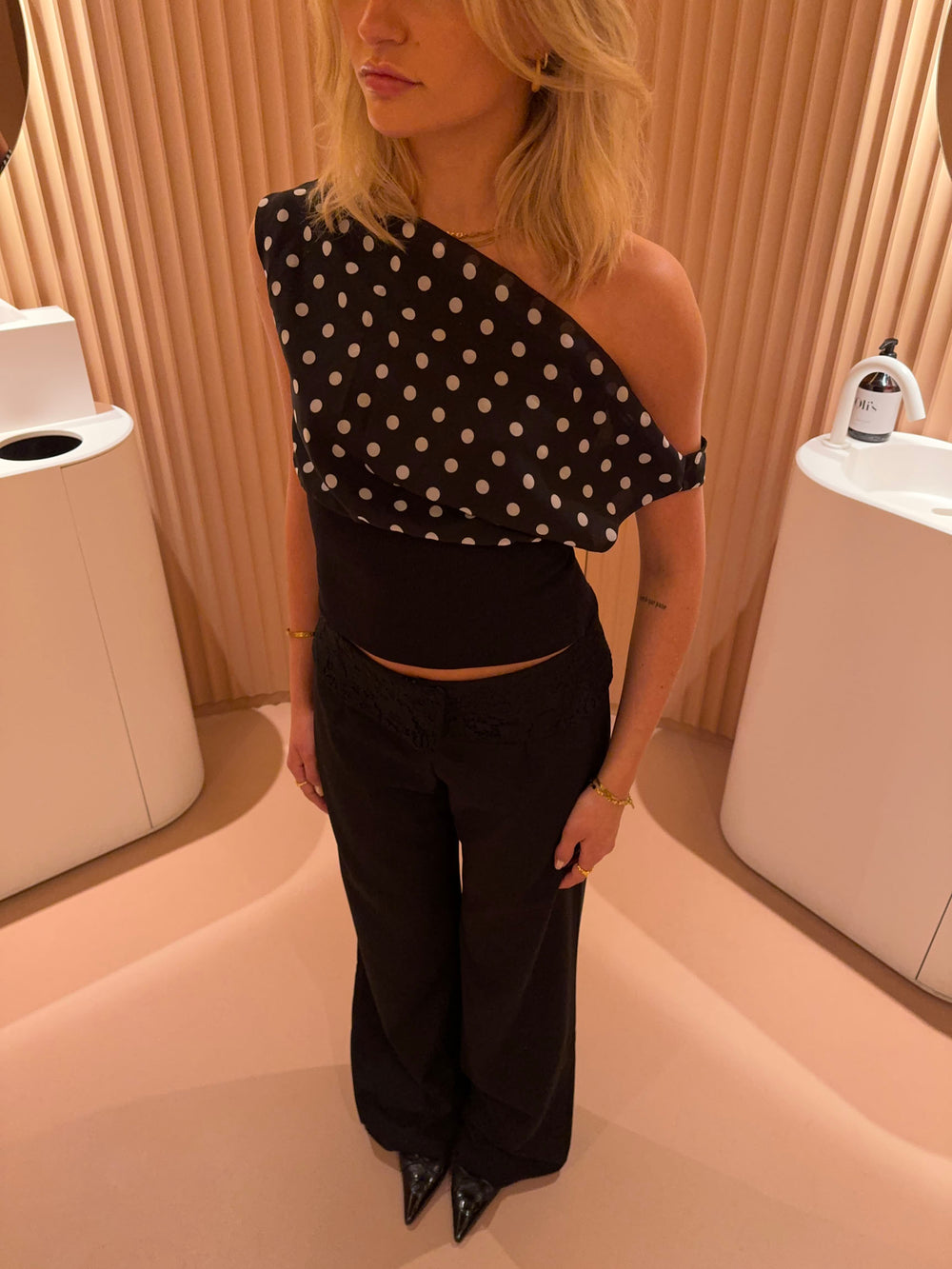 Kimmie top med polkaprikker - Sort/hvid