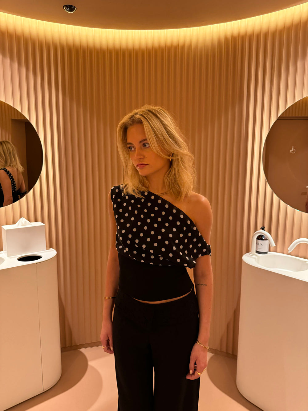 Kimmie top med polkaprikker - Sort/hvid