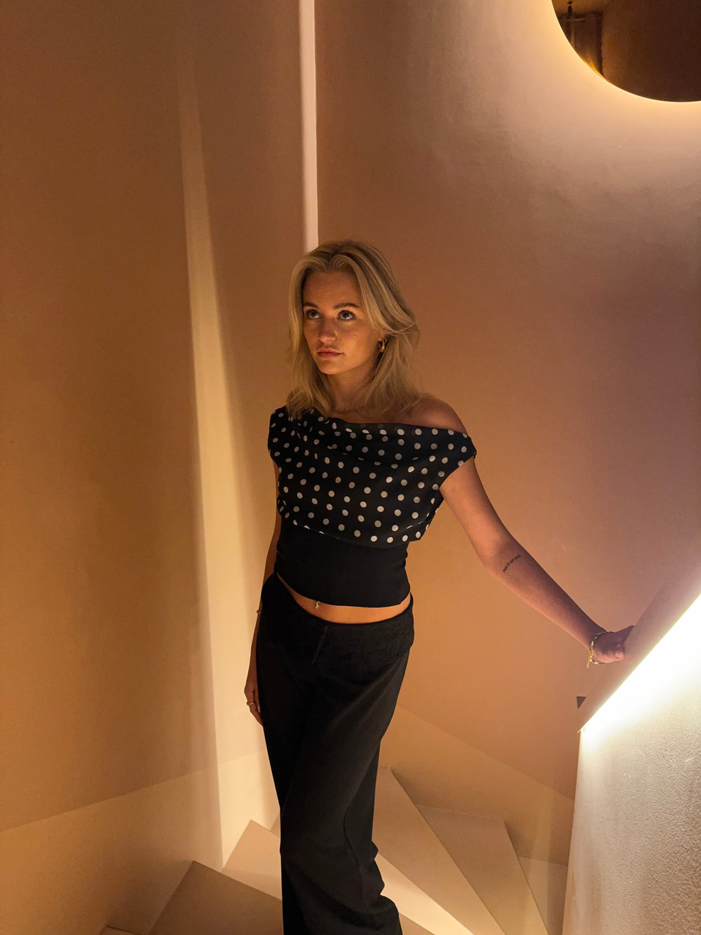 Kimmie top med polkaprikker - Sort/hvid