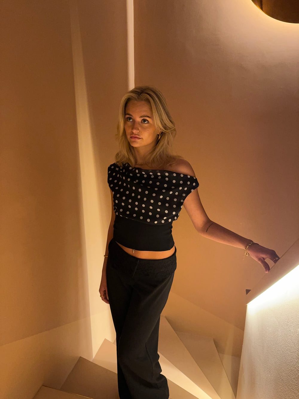 Kimmie top med polkaprikker - Sort/hvid