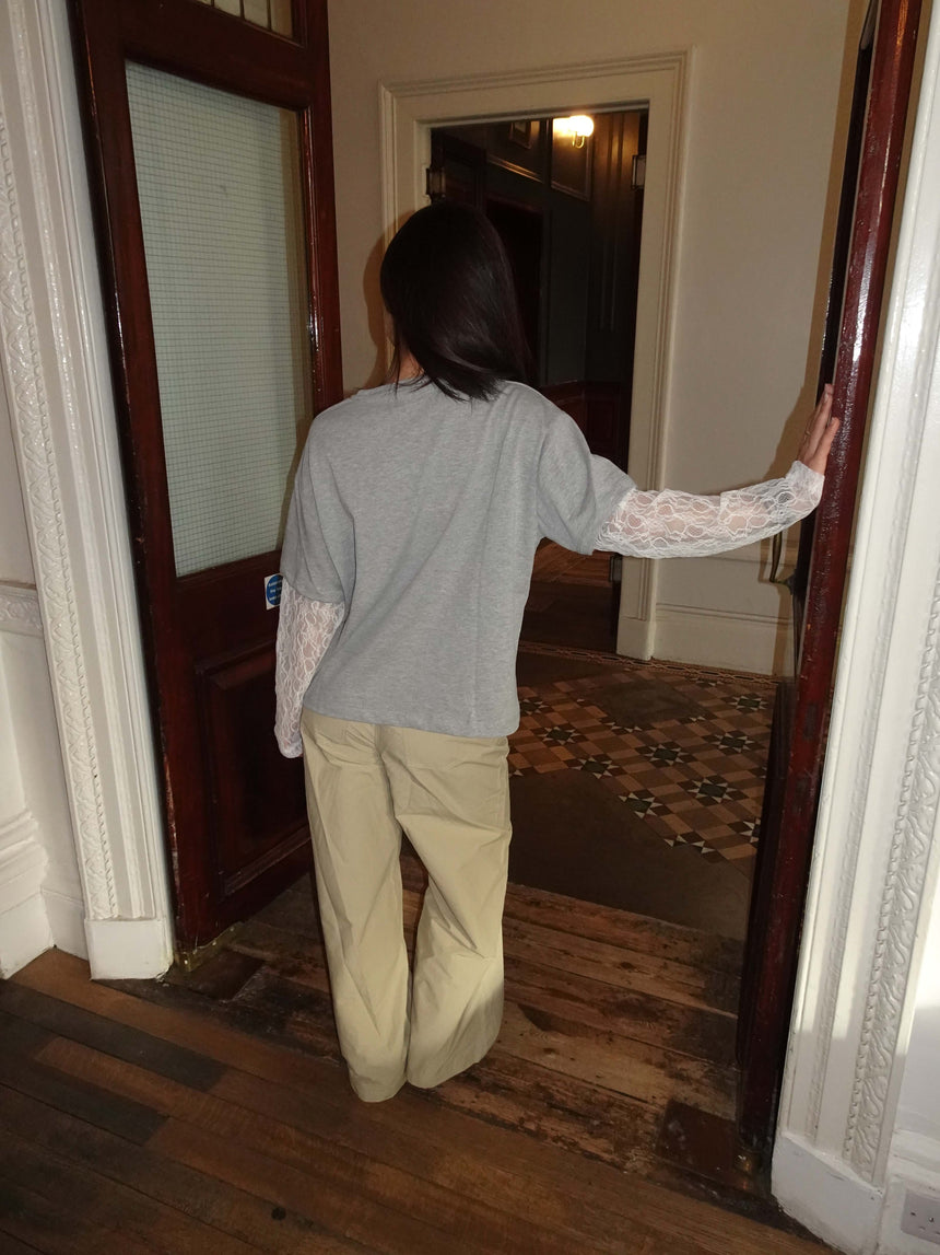 Tulsa t-shirt med blondeærmer - Grå/hvid