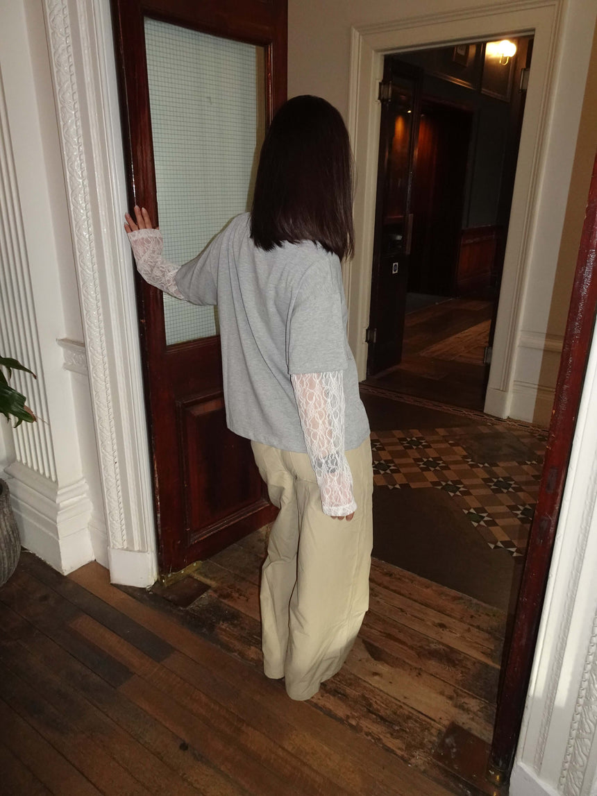 Tulsa t-shirt med blondeærmer - Grå/hvid