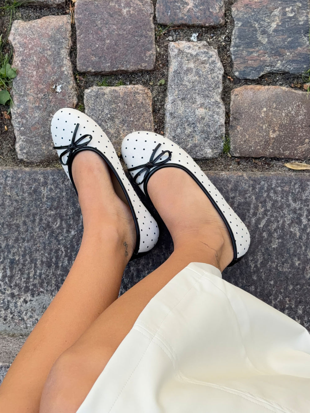 Zelia ballerina med polkaprikker - Hvid/sort