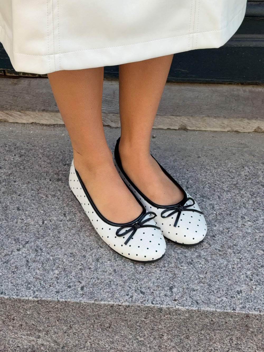 Zelia ballerina med polkaprikker - Hvid/sort