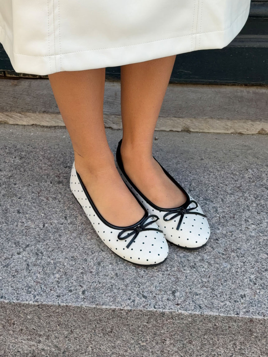 Zelia ballerina med polkaprikker - Hvid/sort