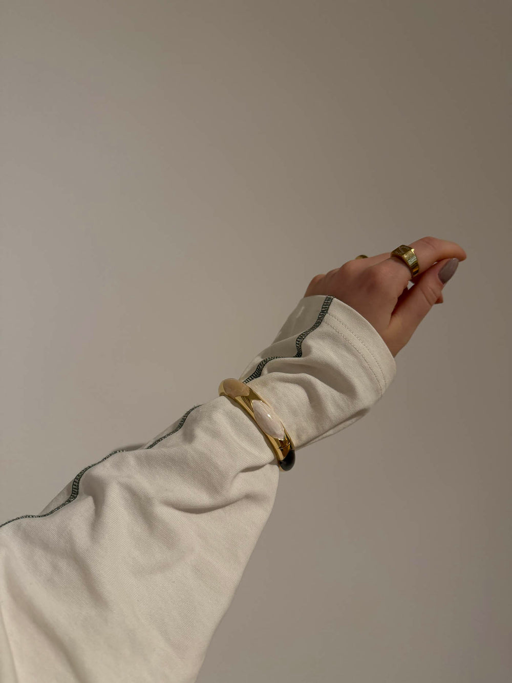 Tove armbånd med mønster - Nude/hvid/brun