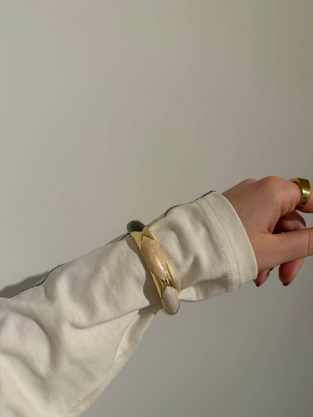 Tove armbånd med mønster - Nude/hvid/brun