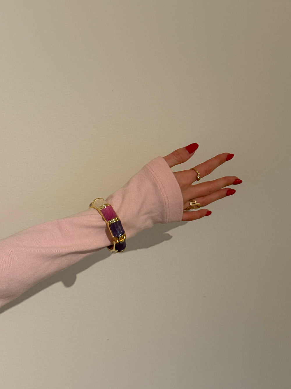 Ebony armbånd med striber - Lilla/rosa/hvid