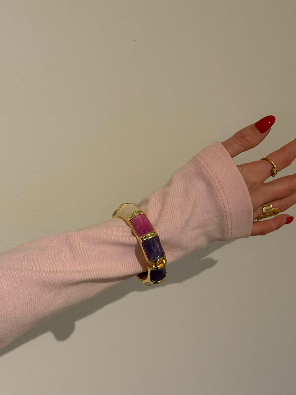 Ebony armbånd med striber - Lilla/rosa/hvid