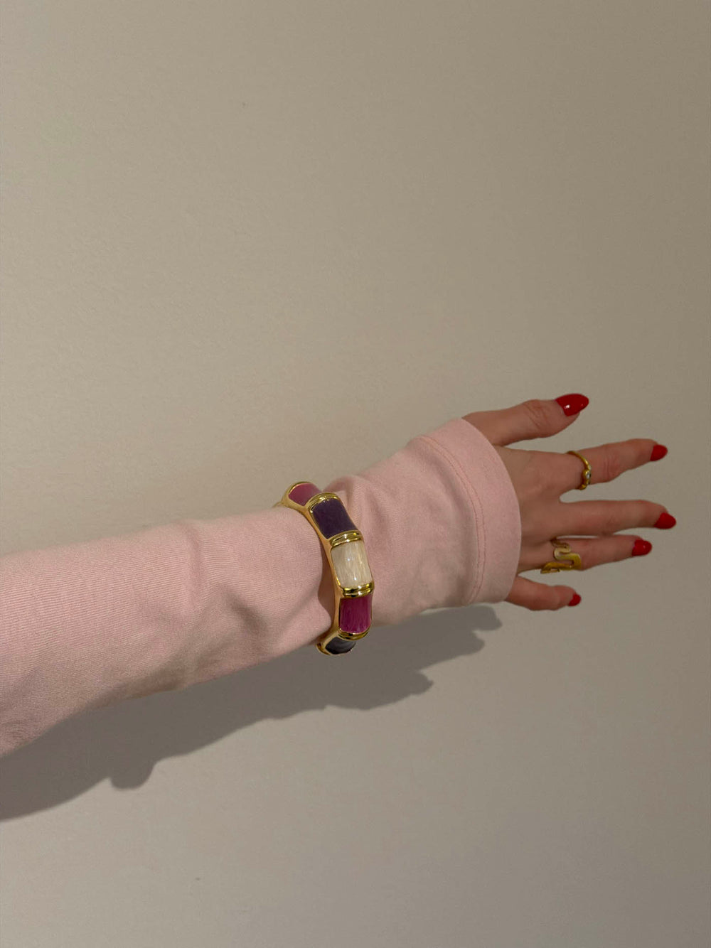 Ebony armbånd med striber - Lilla/rosa/hvid