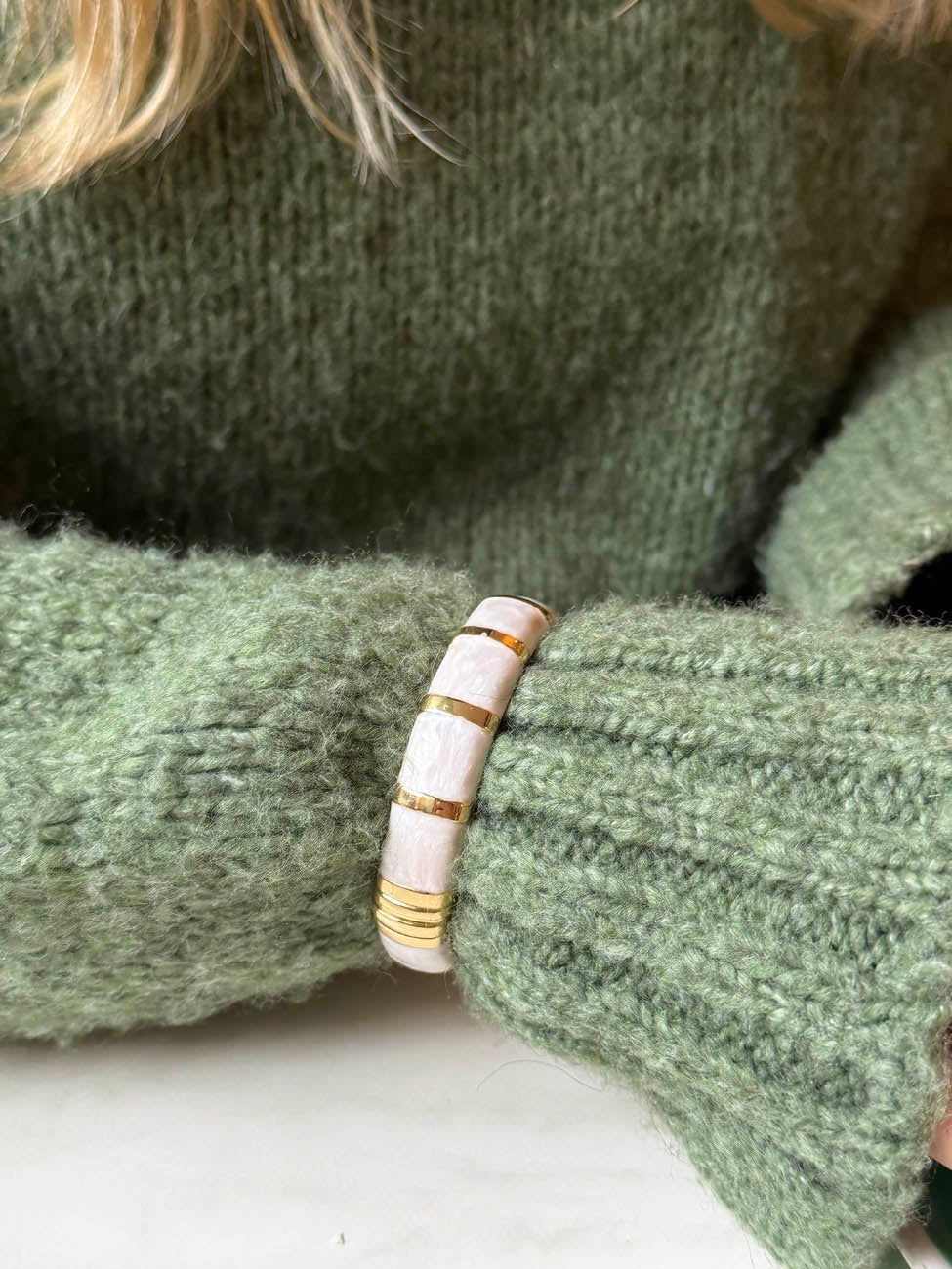 Eivora armbånd med striber - Perlemor/guld