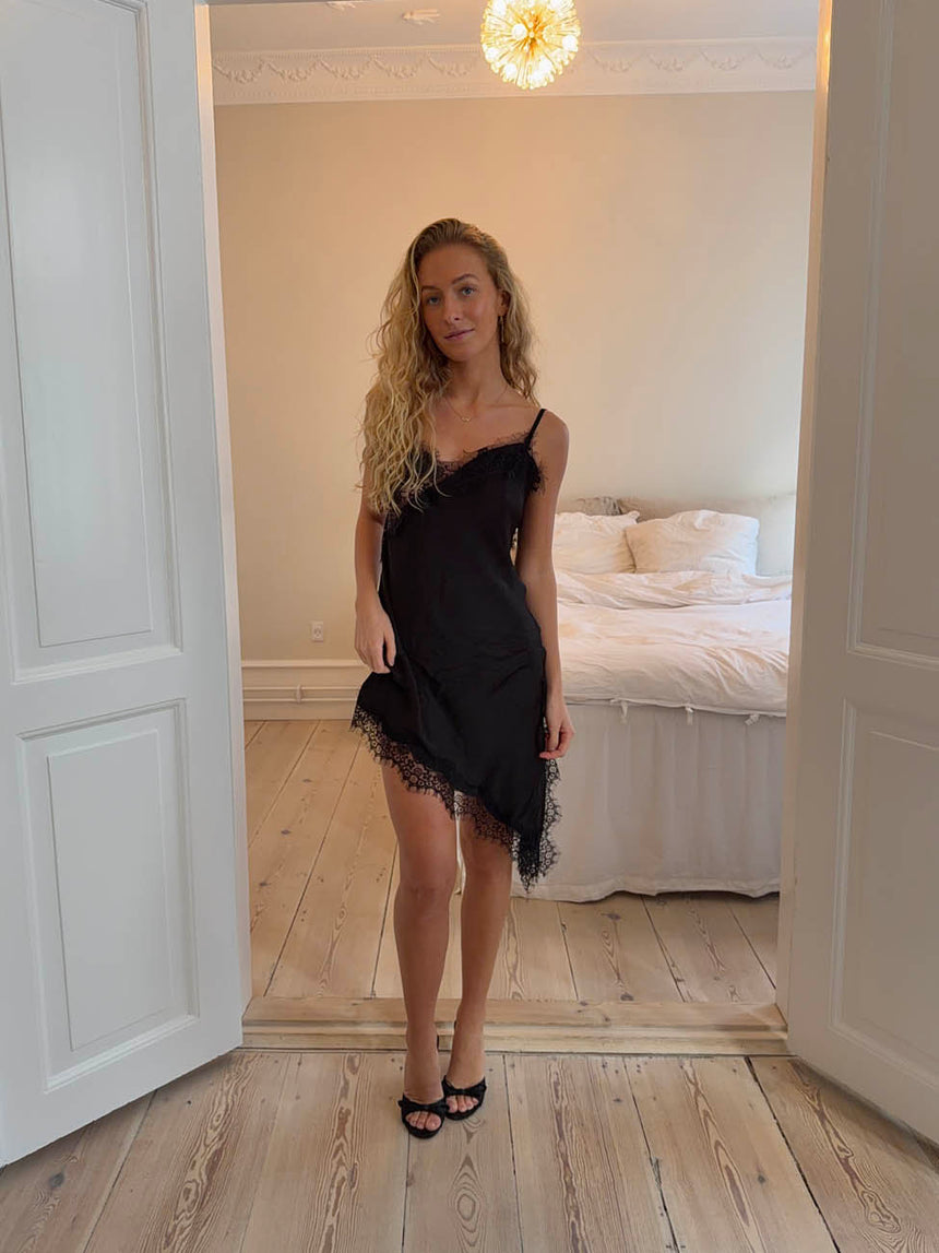 Sheyla asymmetrisk satin kjole med blonder - Sort