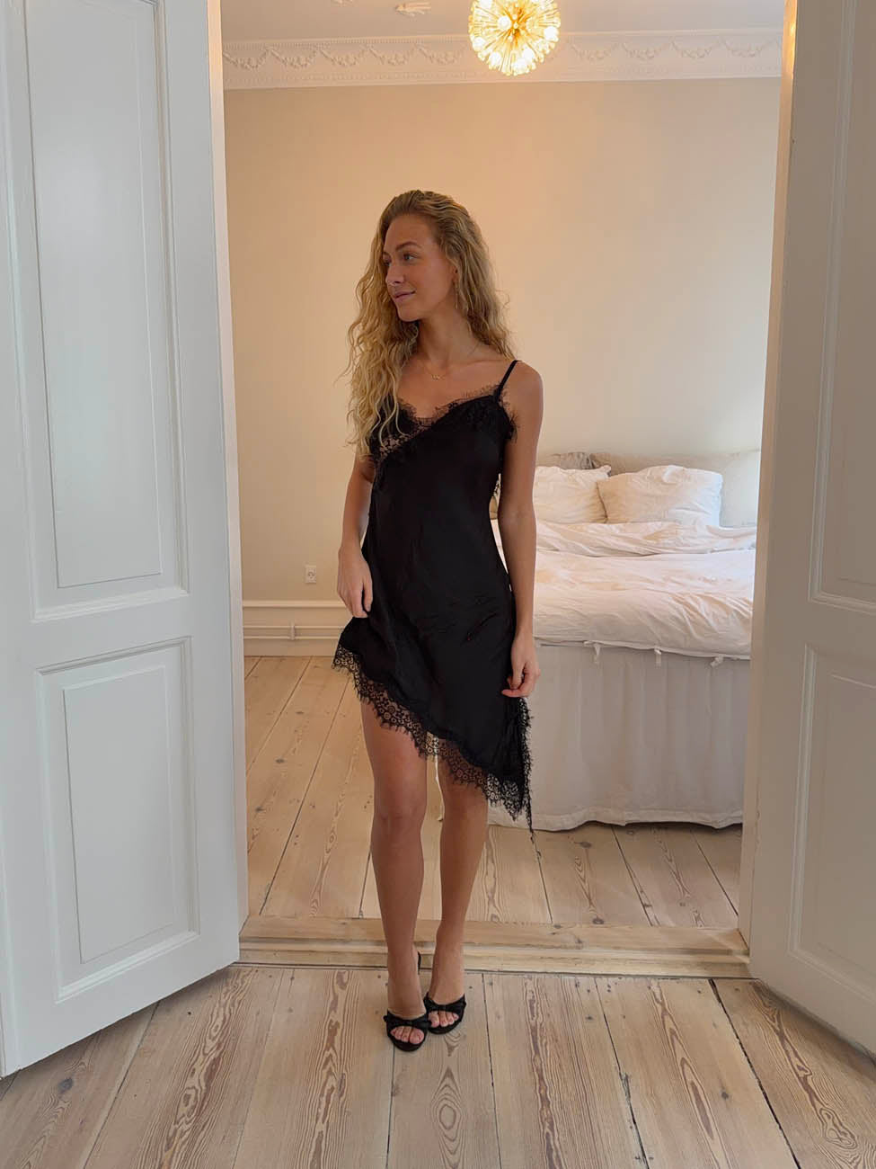 Sheyla asymmetrisk satin kjole med blonder - Sort