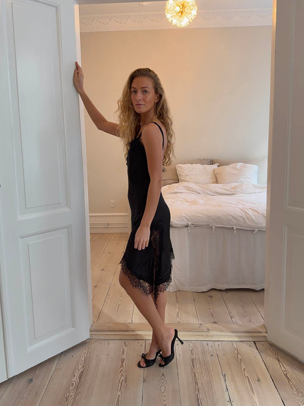 Sheyla asymmetrisk satin kjole med blonder - Sort