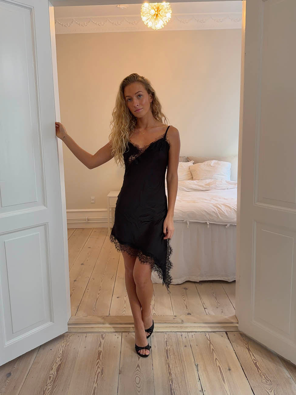 Sheyla asymmetrisk satin kjole med blonder - Sort