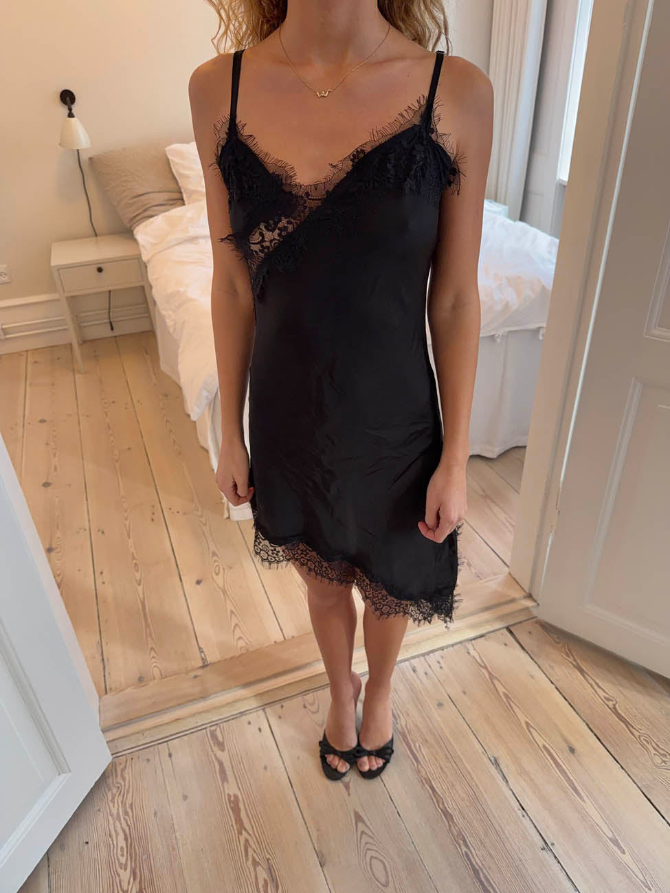 Sheyla asymmetrisk satin kjole med blonder - Sort