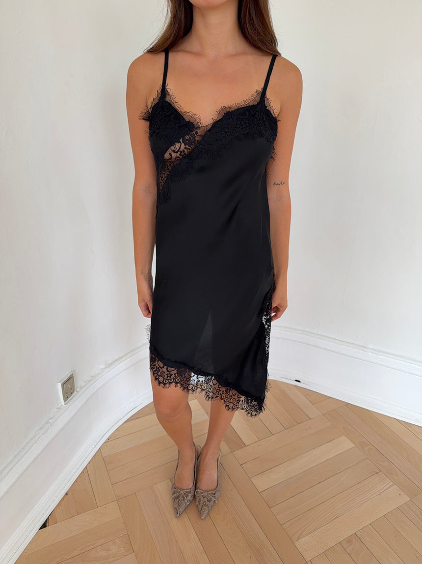 Sheyla asymmetrisk satinkjole med blonder - Sort