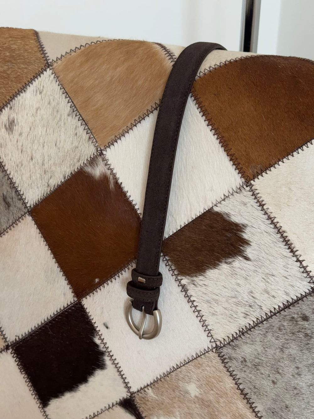 Noble bælte i imiteret ruskind - Mørkebrun/sølv