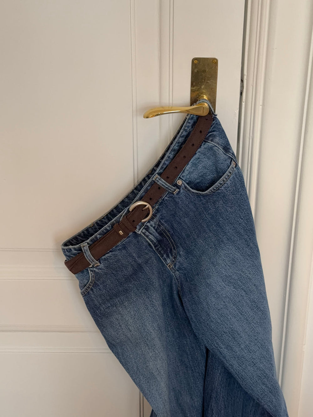 Noble bælte i imiteret ruskind - Mørkebrun/sølv