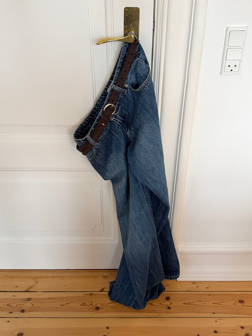 Noble bælte i imiteret ruskind - Mørkebrun/sølv