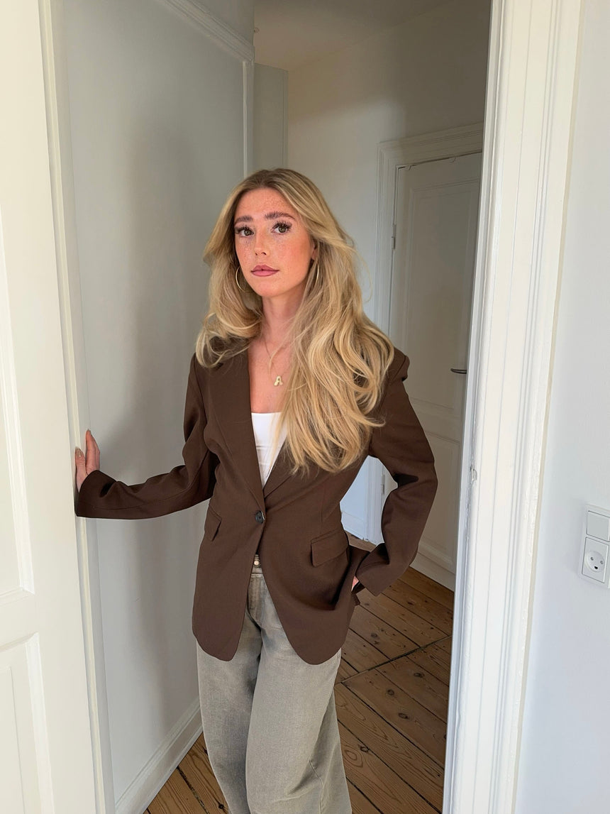 Myna figursyet blazer - Brun