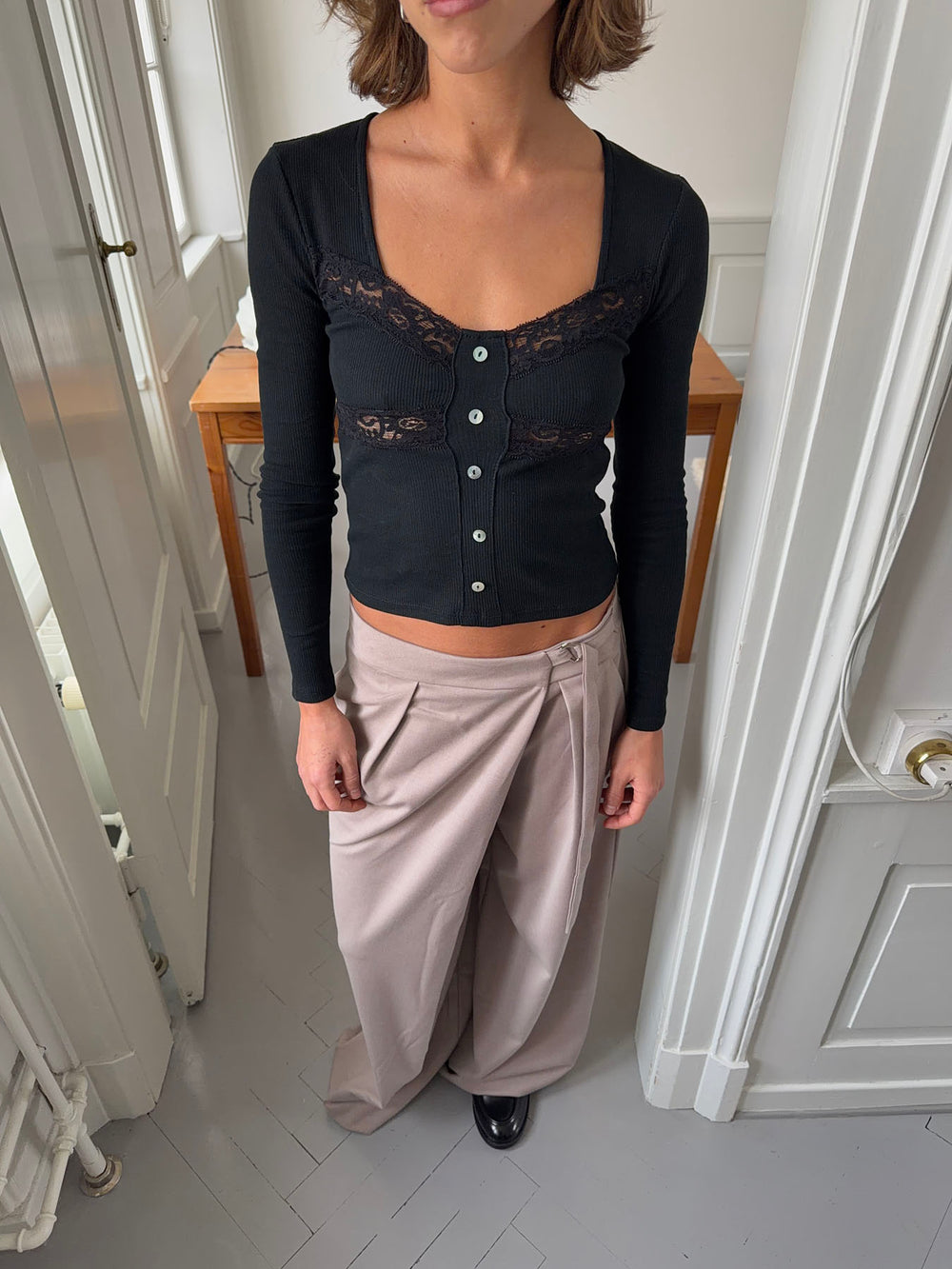 Liucina blondebluse med knapper - Sort