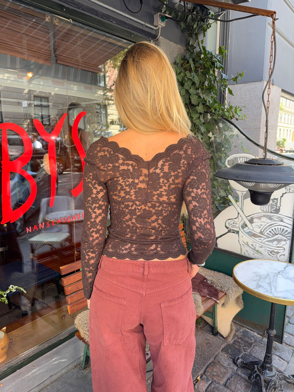 Bodil langærmet bluse med blonder - Brun