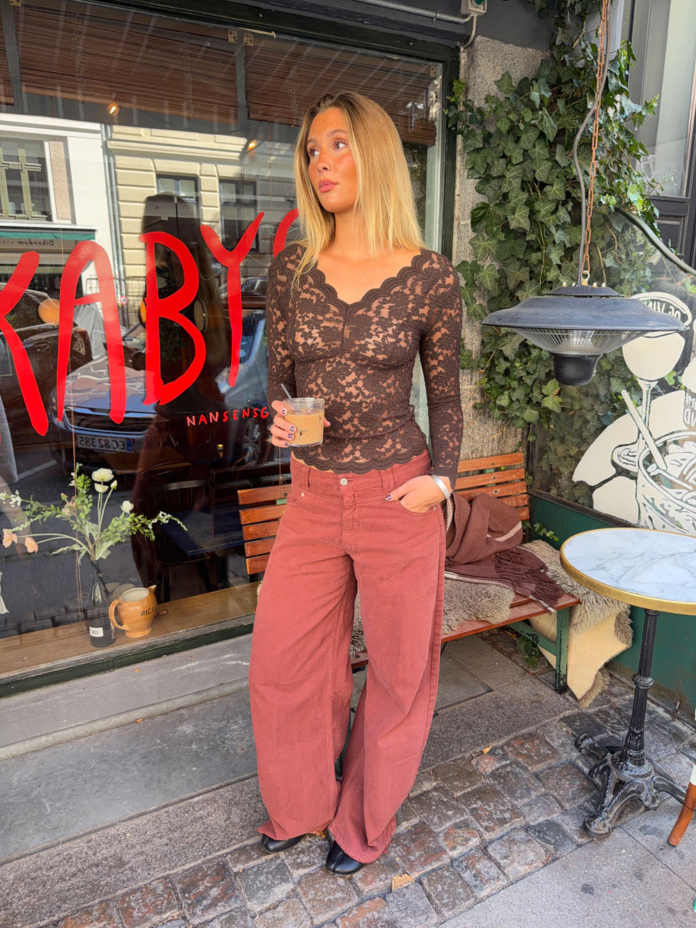 Bodil langærmet bluse med blonder - Brun